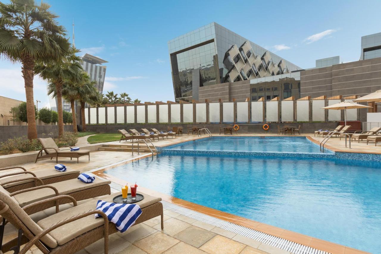 Crowne Plaza Riyadh - Rdc Hotel & Convention By Ihg Ngoại thất bức ảnh The swimming pool at the hotel