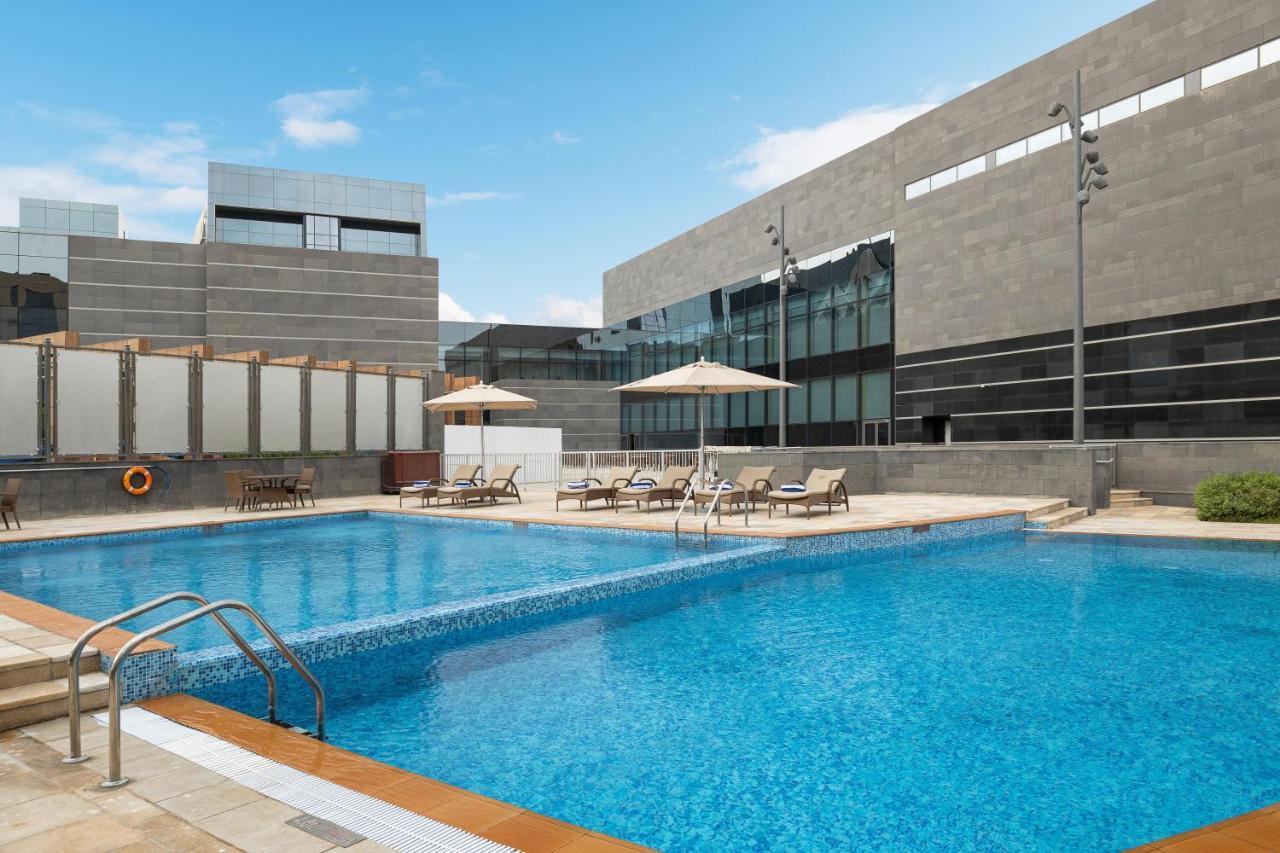 Crowne Plaza Riyadh - Rdc Hotel & Convention By Ihg Ngoại thất bức ảnh The swimming pool at the hotel