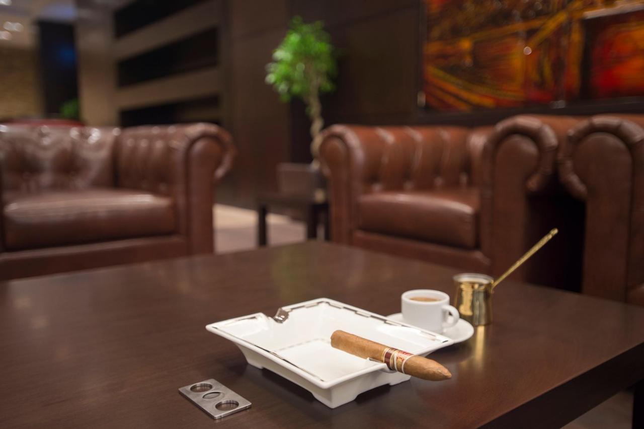 Crowne Plaza Riyadh - Rdc Hotel & Convention By Ihg Ngoại thất bức ảnh A cigar ashtray