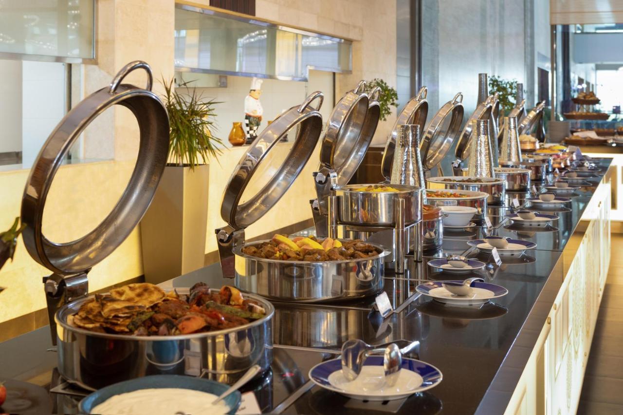 Crowne Plaza Riyadh - Rdc Hotel & Convention By Ihg Ngoại thất bức ảnh A buffet at a hotel