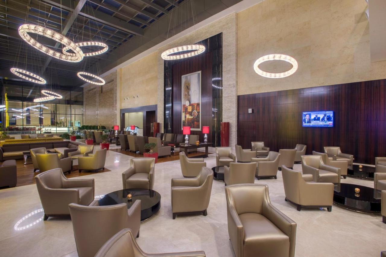 Crowne Plaza Riyadh - Rdc Hotel & Convention By Ihg Ngoại thất bức ảnh Business Class lounge at the airport