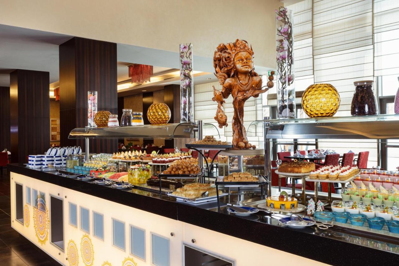 Crowne Plaza Riyadh - Rdc Hotel & Convention By Ihg Ngoại thất bức ảnh A buffet at a hotel