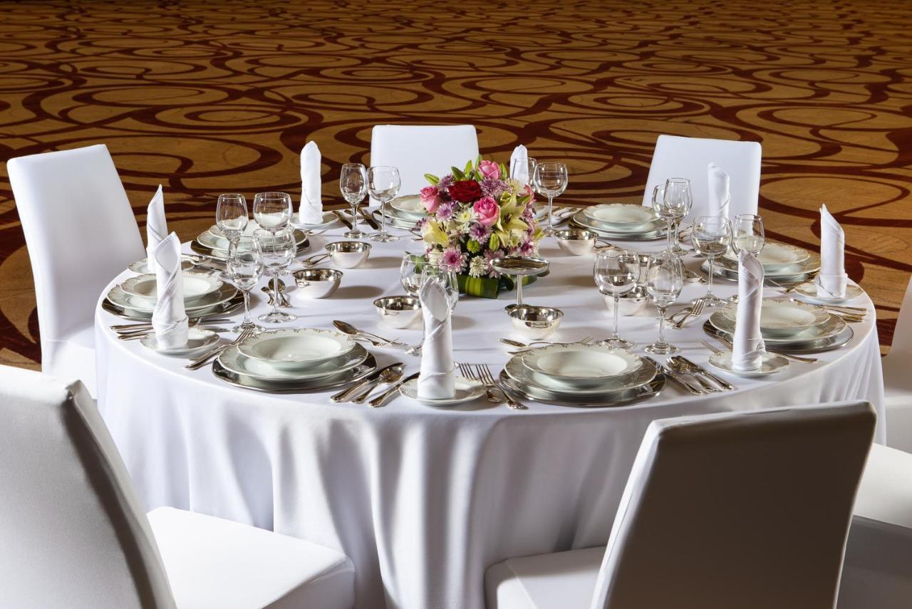 Crowne Plaza Riyadh - Rdc Hotel & Convention By Ihg Ngoại thất bức ảnh A table set for a formal dinner