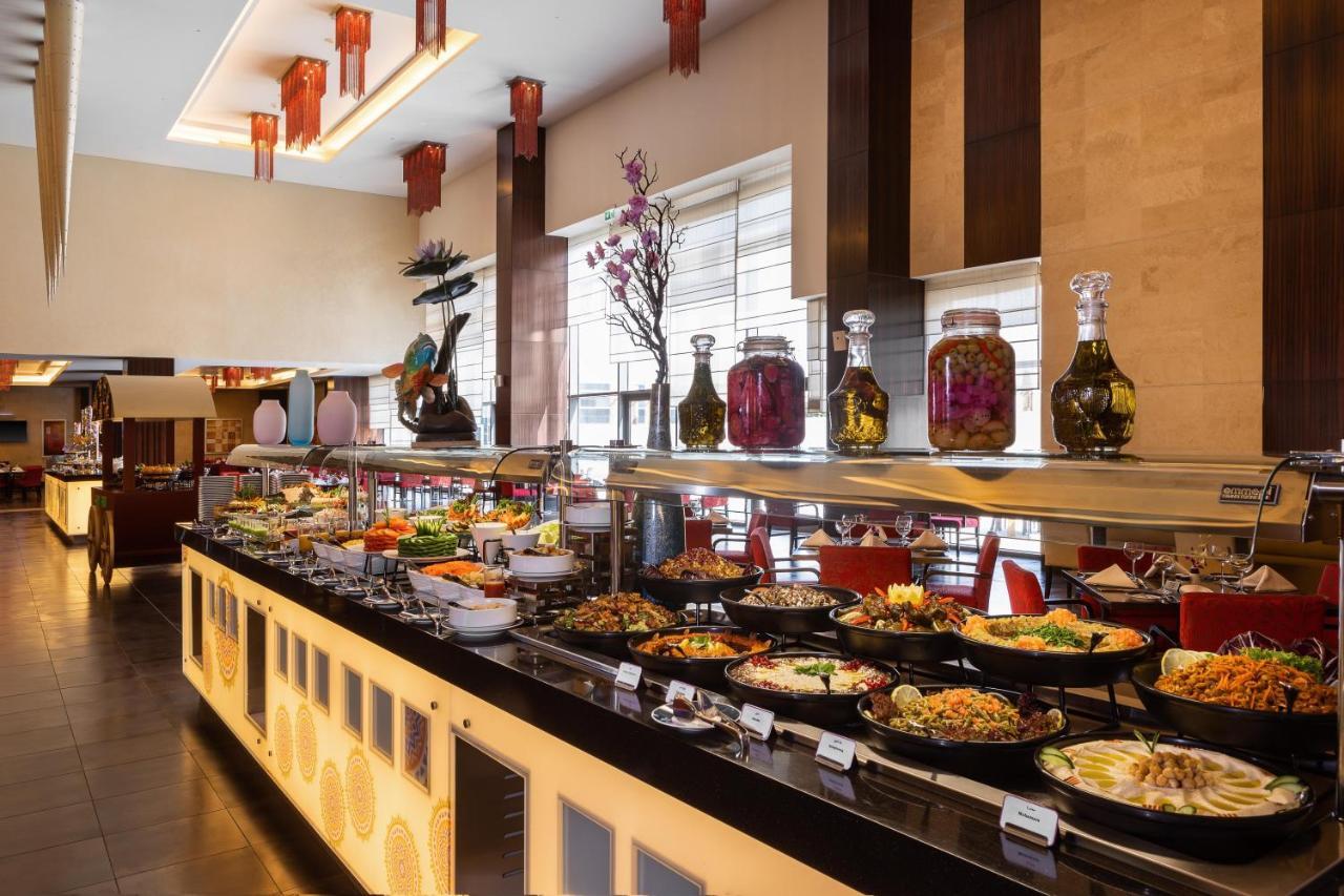 Crowne Plaza Riyadh - Rdc Hotel & Convention By Ihg Ngoại thất bức ảnh A buffet at a hotel