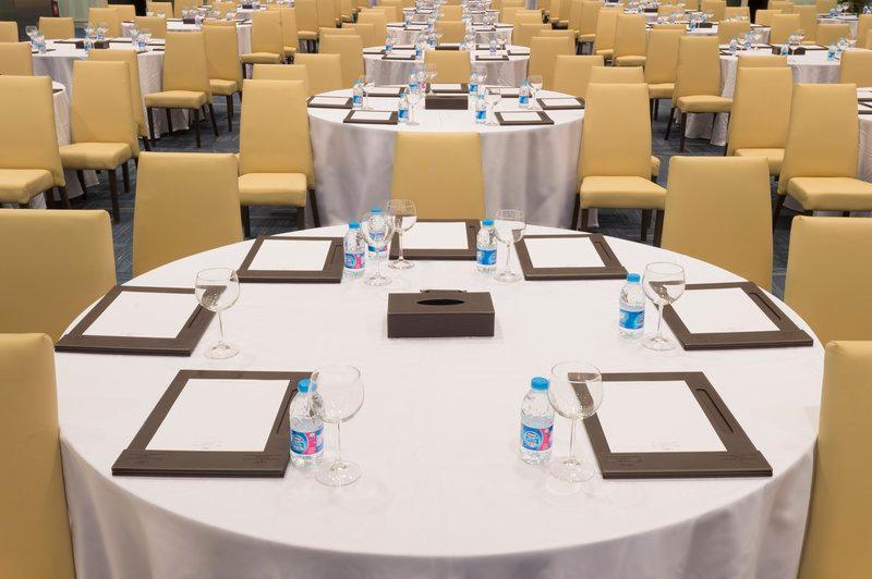 Crowne Plaza Riyadh - Rdc Hotel & Convention By Ihg Ngoại thất bức ảnh A table set for a meeting