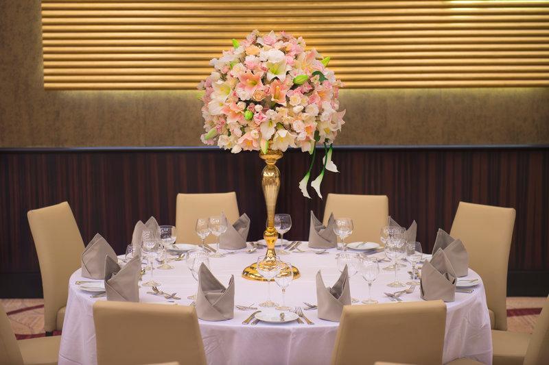 Crowne Plaza Riyadh - Rdc Hotel & Convention By Ihg Ngoại thất bức ảnh A table set for a formal dinner